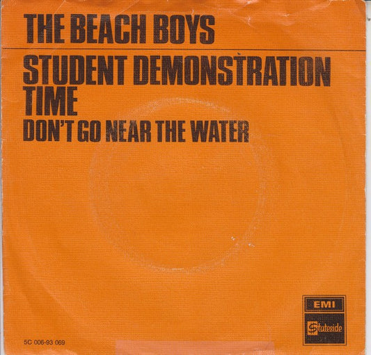 Beach Boys, The : Student Demonstration Time / Don't Go Near The Water (7",Single,45 RPM,Stereo)