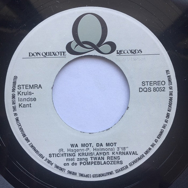 Stichting Kruislands Karnaval met zang Twan Rens en Orkest De Pompeblaozers / De Stad'uismèrels / De Tappertjes : Wa Mot, Da Mot / Gèèf Uit De Verruf Gekomme! / 'T Gèèfste Plekske Aon De Vliet (7",Single,Stereo)