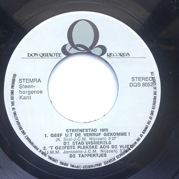 Stichting Kruislands Karnaval met zang Twan Rens en Orkest De Pompeblaozers / De Stad'uismèrels / De Tappertjes : Wa Mot, Da Mot / Gèèf Uit De Verruf Gekomme! / 'T Gèèfste Plekske Aon De Vliet (7",Single,Stereo)