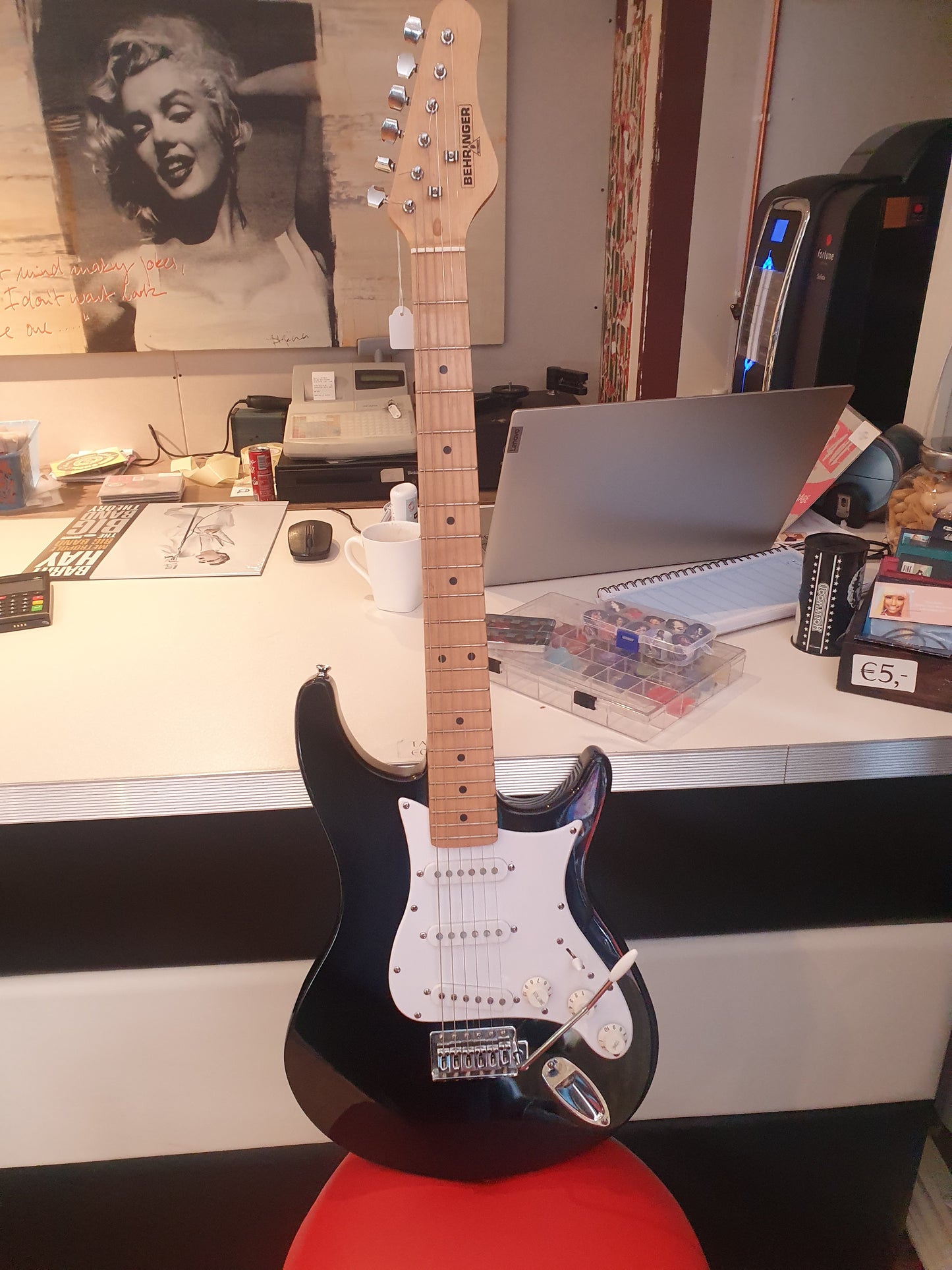 Behringer strat black and white (Gebruikt)