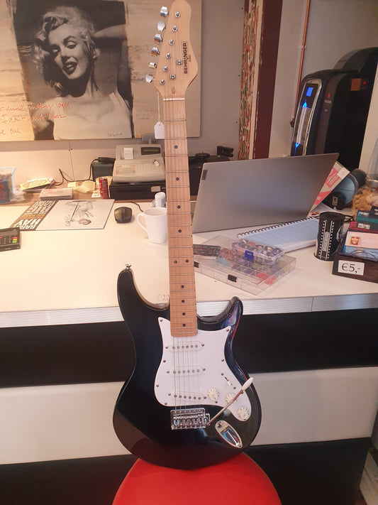 Behringer strat black and white (Gebruikt)