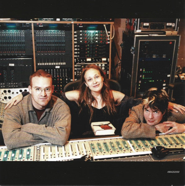 Fiona Apple : When The Pawn Hits The Conflicts He Thinks Like A King What He Knows Throws The Blows When He Goes To The Fight And He'll Win The Whole Thing 'Fore He Enters The Ring There's No Body To Batter When Your Mind Is Your Might So When You Go Solo, You Hold Your Own Hand And Remember That Depth Is The Greatest Of Heights And If You Know Where You Stand, Then You Know Where To Land And If You Fall It Won't Matter, Cuz You'll Know That You're Right (Album,Reissue)